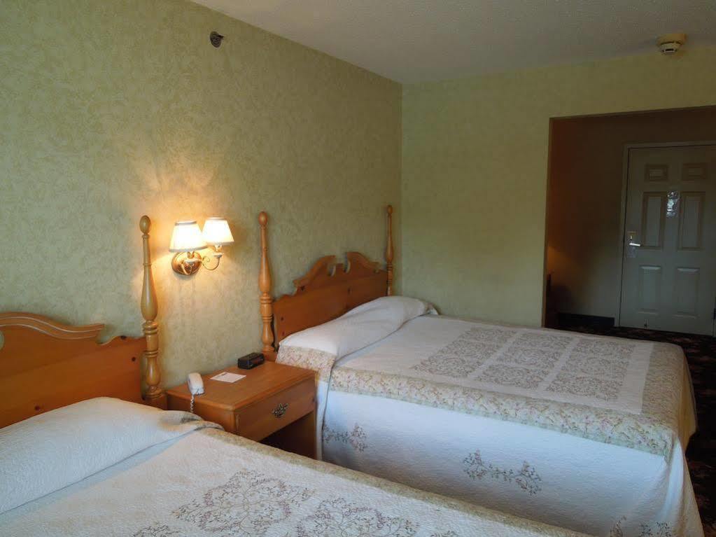 Ourguest Inn & Suites Downtown Порт Клинтън Екстериор снимка