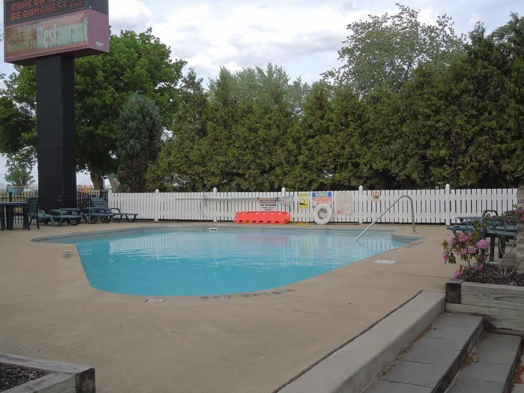 Ourguest Inn & Suites Downtown Порт Клинтън Екстериор снимка
