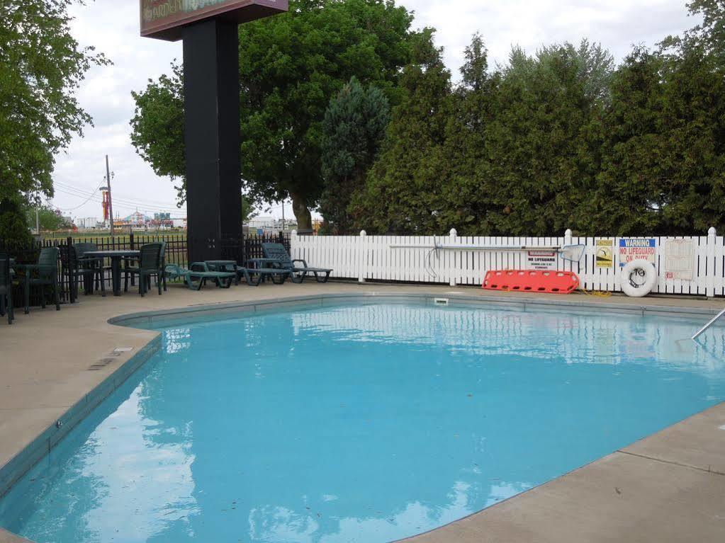 Ourguest Inn & Suites Downtown Порт Клинтън Екстериор снимка